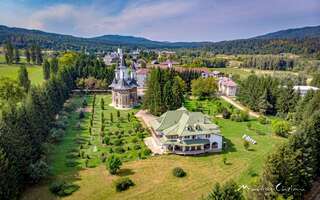 Фото Загородные дома Casa de Pelerinaj Ierusalim Hozeva г. Mînăstirea Neamţ